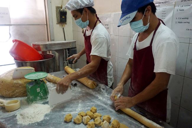 Chia bột bằng tay mất nhiều thời gian chia-bot-thu-cong-bang-tay