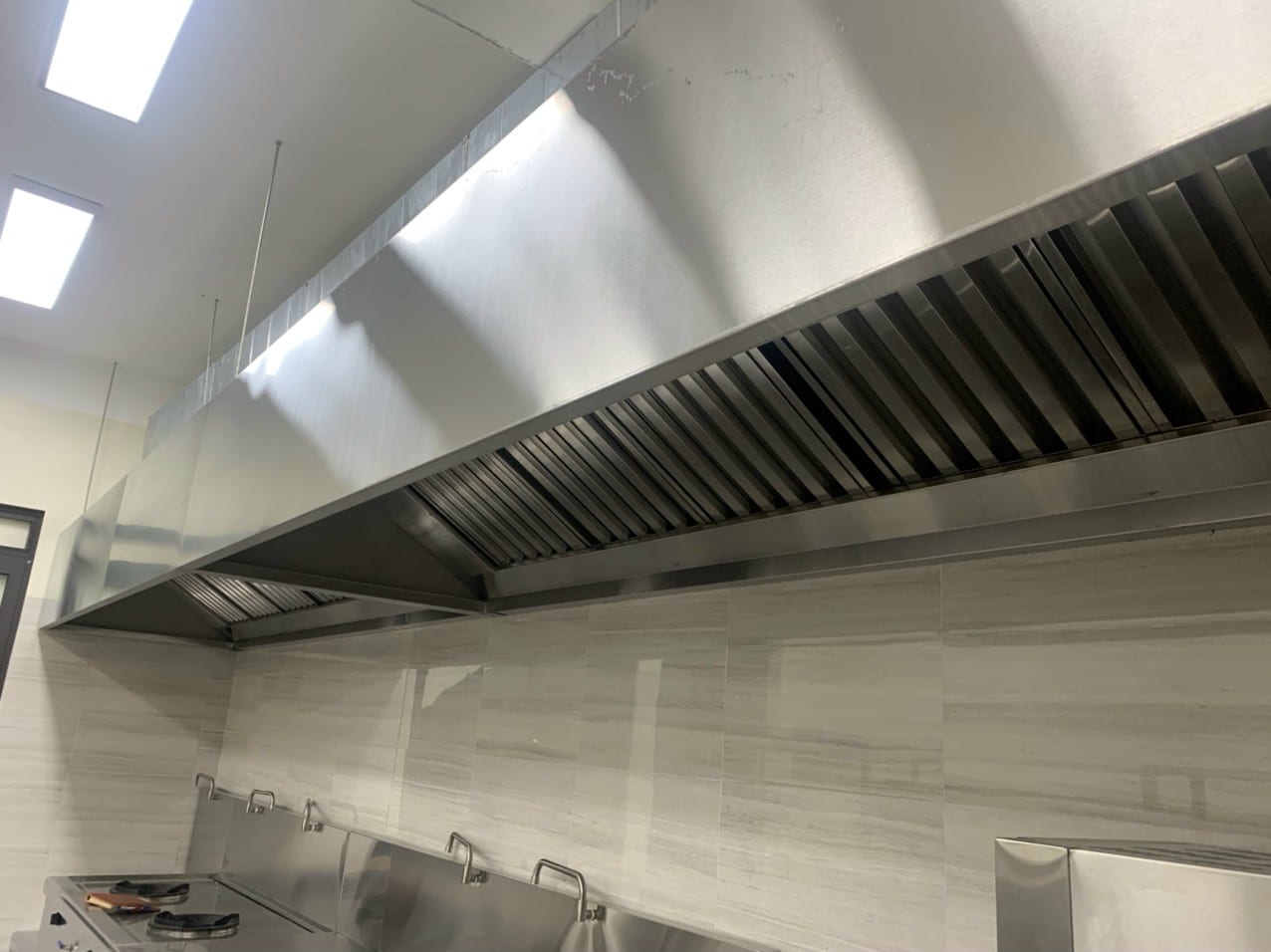 TUM HÚT MÙI CÔNG NGHIỆP- Chụp hút khói Inox Nhà hàng